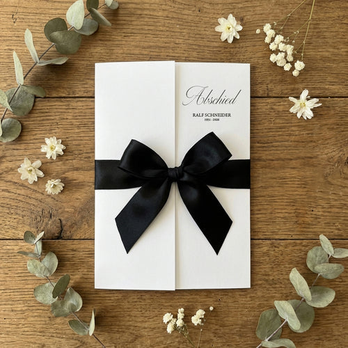 Trauereinladung "In Rememberance" | Altarfalzkarte mit Schleife